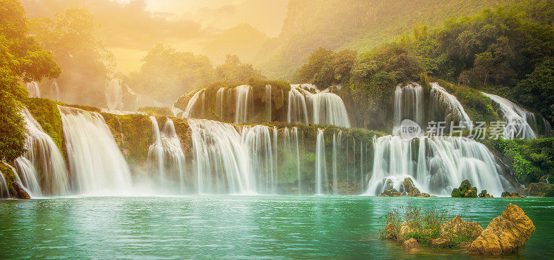 越南曹邦班乔-德天瀑布的阳光景观。Ban Gioc的主体部分分为越南和中国两部分。